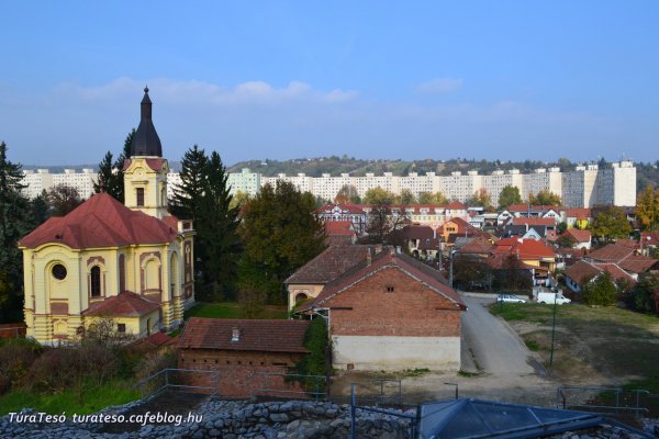 Diósgyőr látképe a jó érzékkel elhelyezett panelekkel